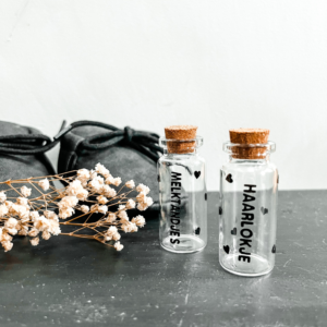 melktandjes en haarlokje bewaarbuisje